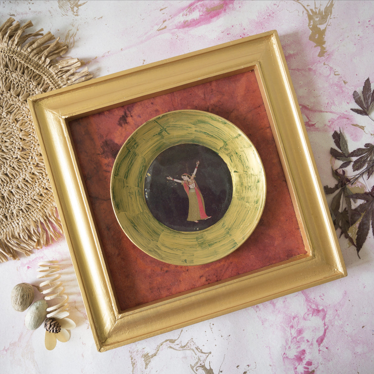 Decorative glass plate mounted on a smaller handcrafted wooden frame for wall décor – hoWme