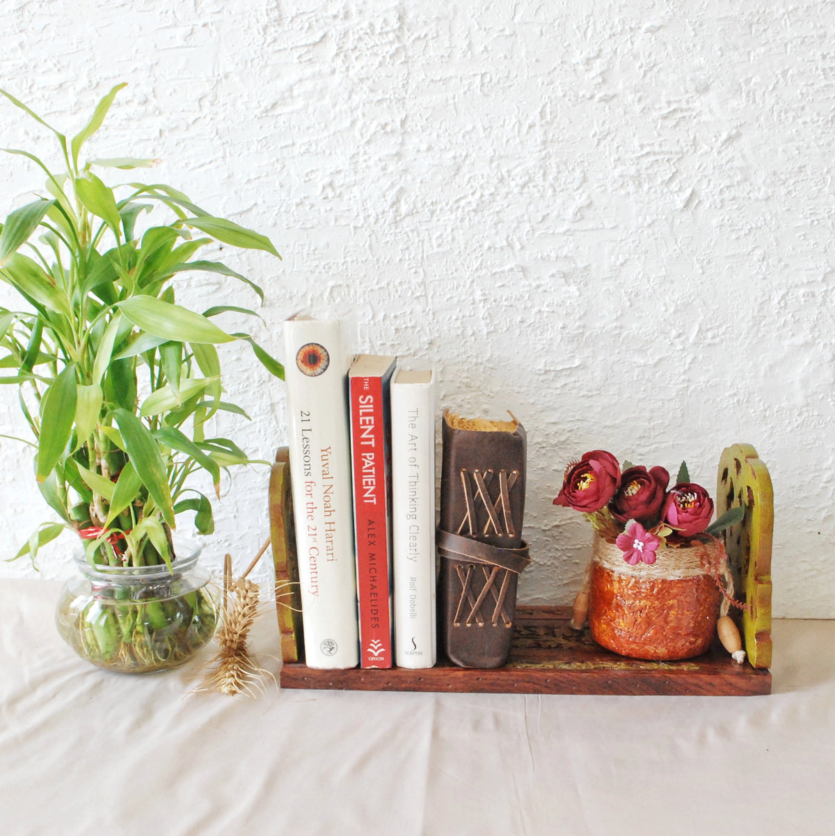 Handcrafted extendable bookend in a styled shelf setting – hoWme